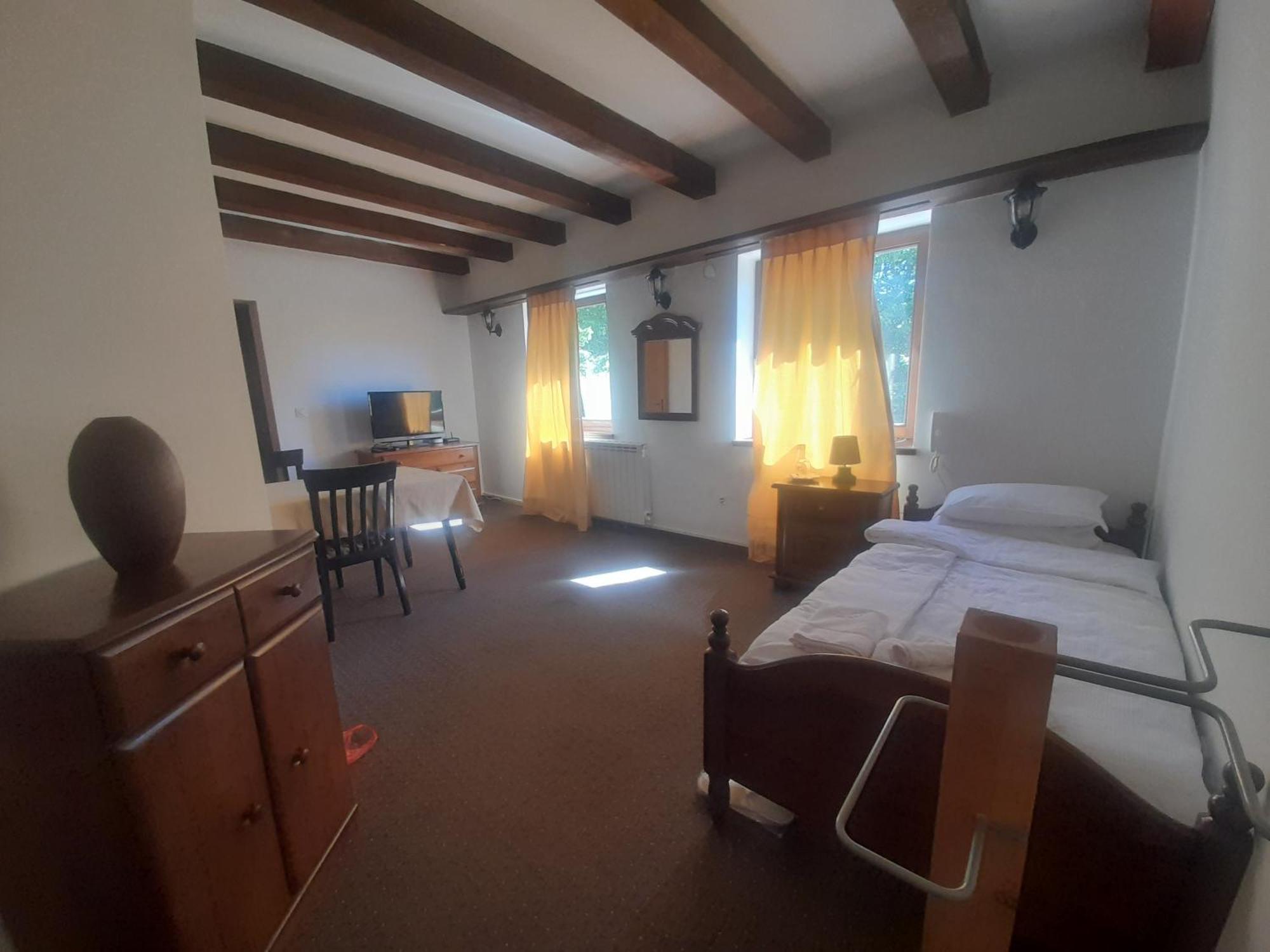 Teuta Palace Dom Faletici Hotel 3*